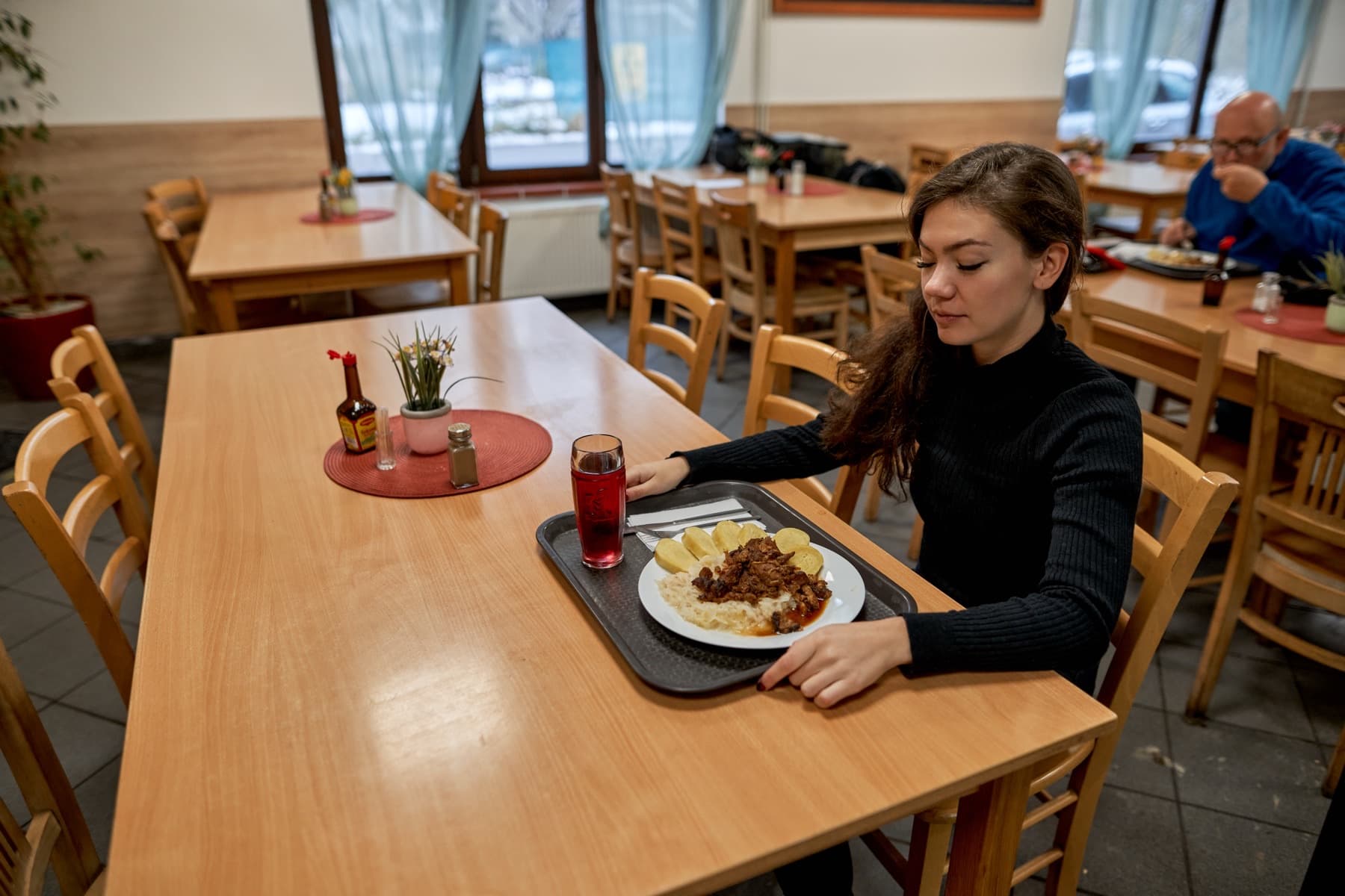 Host naší jídelny u oběda — svíčková s knedlíkem na tácu