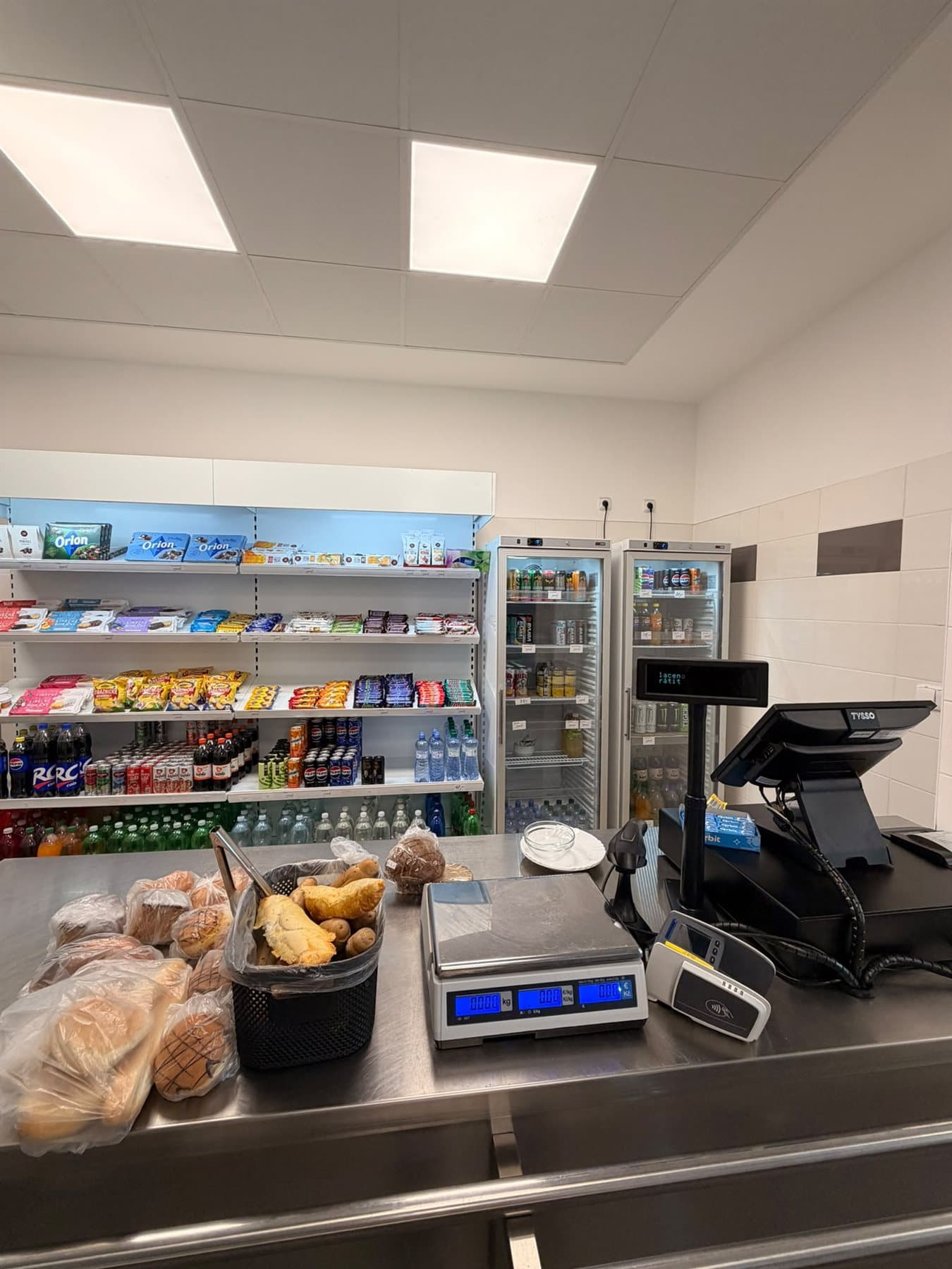 Prodejní pult jídelny MASI-CO food s čerstvým pečivem a sortimentem