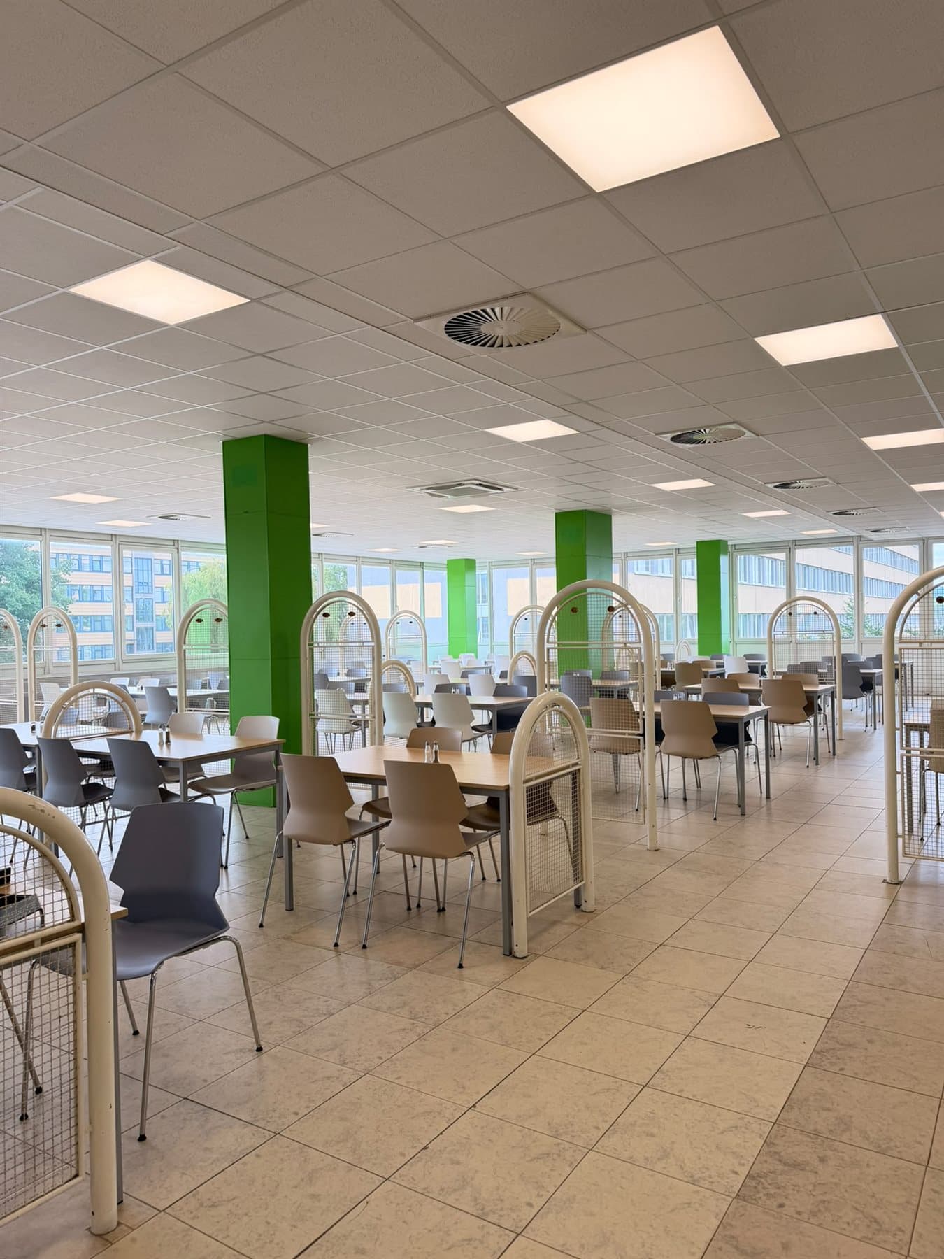Jídelna MASI-CO food s prosklenými stěnami a spoustou denního světla