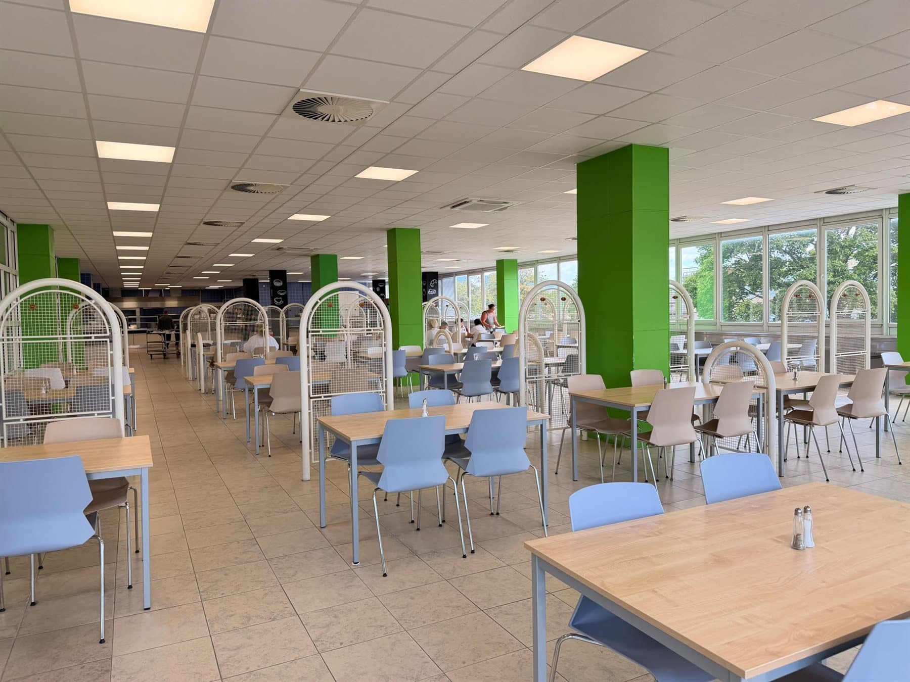 Široký záběr jídelny MASI-CO food během provozu — místo pro každého