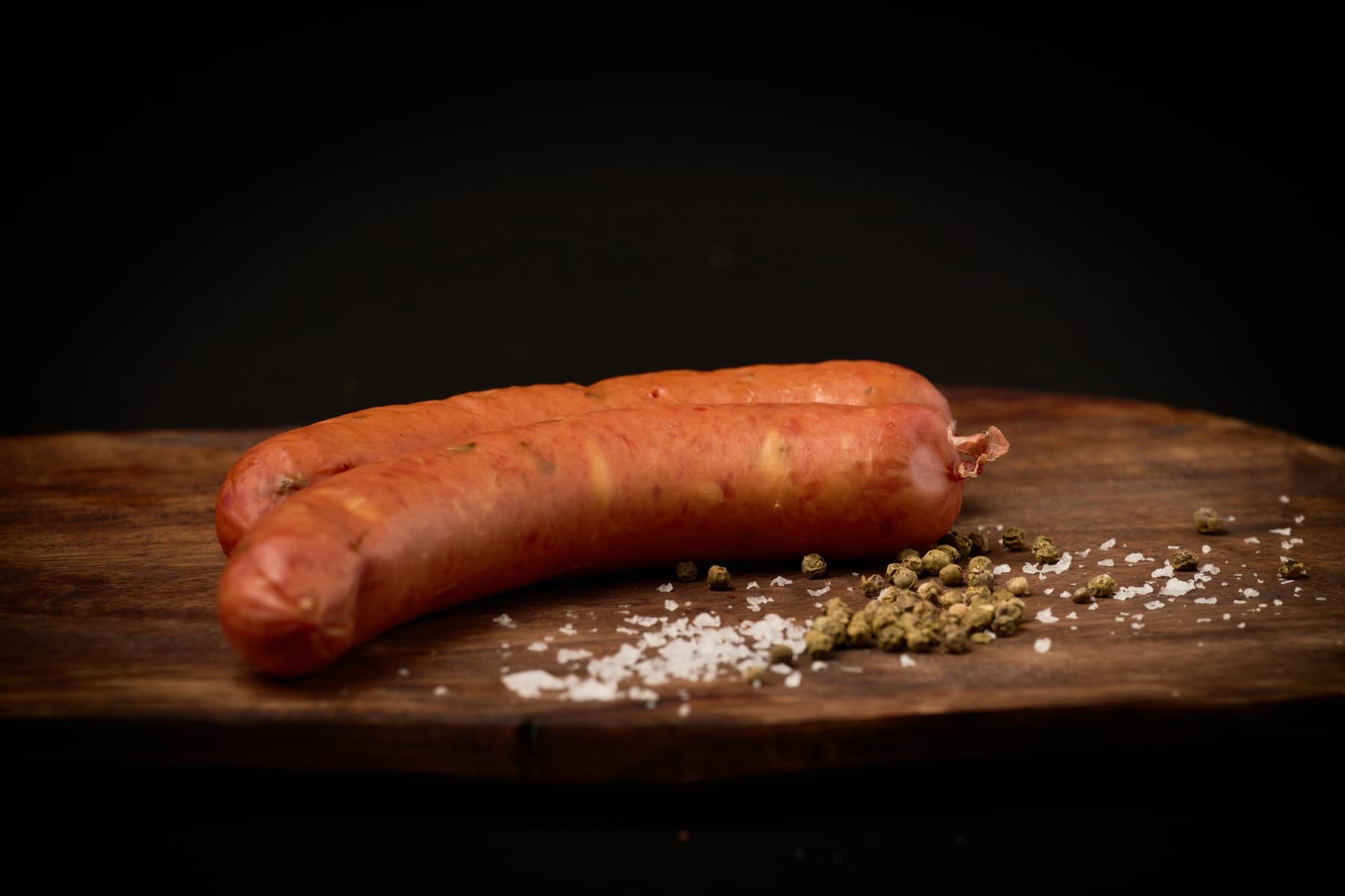 Domácí pikantní klobása s jalapeños a sýrem z řeznické dílny MASI-CO